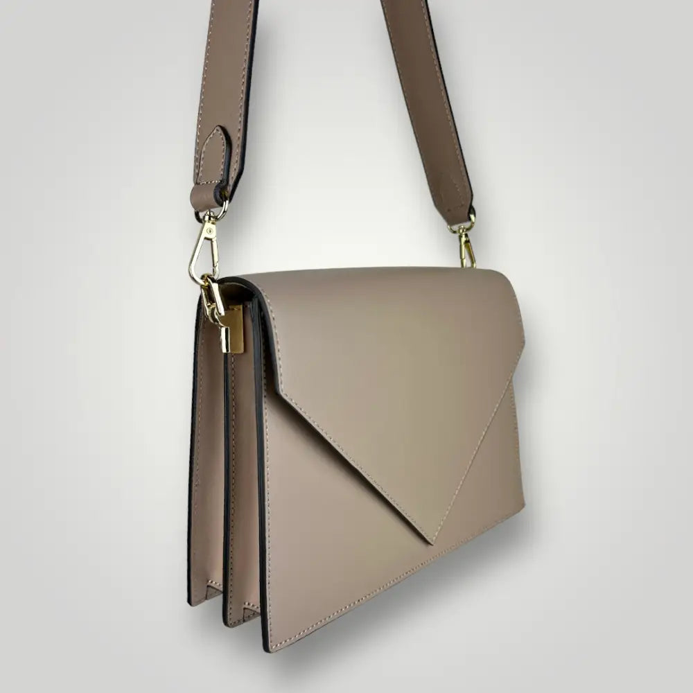 borsa a spalla in pelle spazzolata Andromeda Taupe vista 3/4 appesa